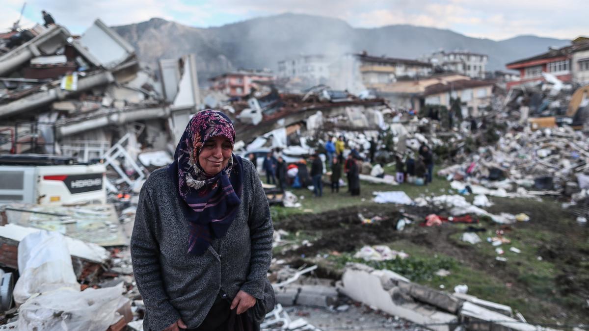 Una mujer llora ante las ruinas provocadas por el terremoto entre Turquía y Siria.