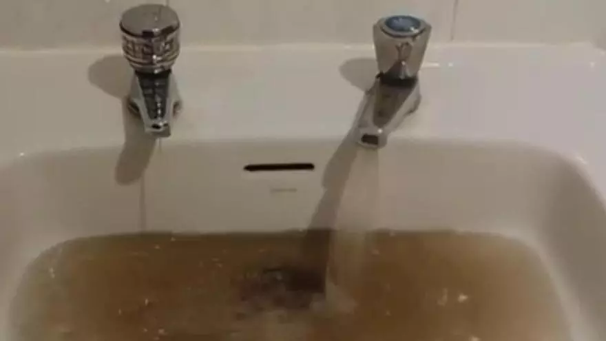 Vigo de Sanabria corta el agua tras aparecer turbia y con cenizas: los vecinos recurren a fuentes y garrafas