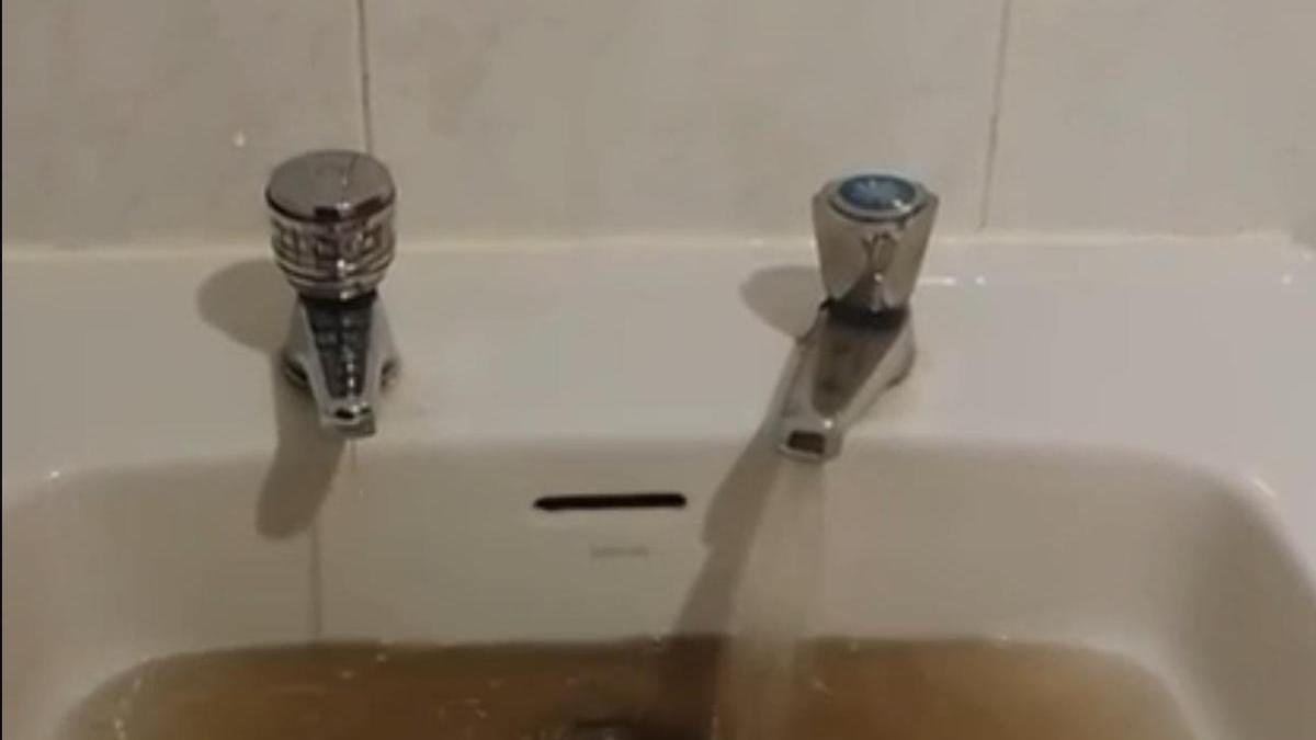 Agua turbia consecuencia de los incendios.