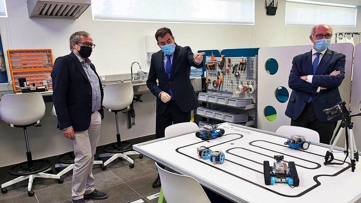 Román Rodríguez, ayer, en su visita al Centro Autonómico de Formación e Innovación. |   // FDV