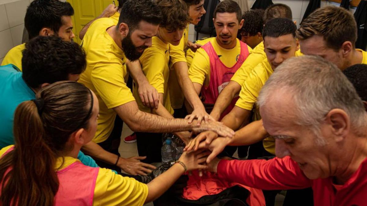 Conjura de la plantilla en el vestuario.  // FdV