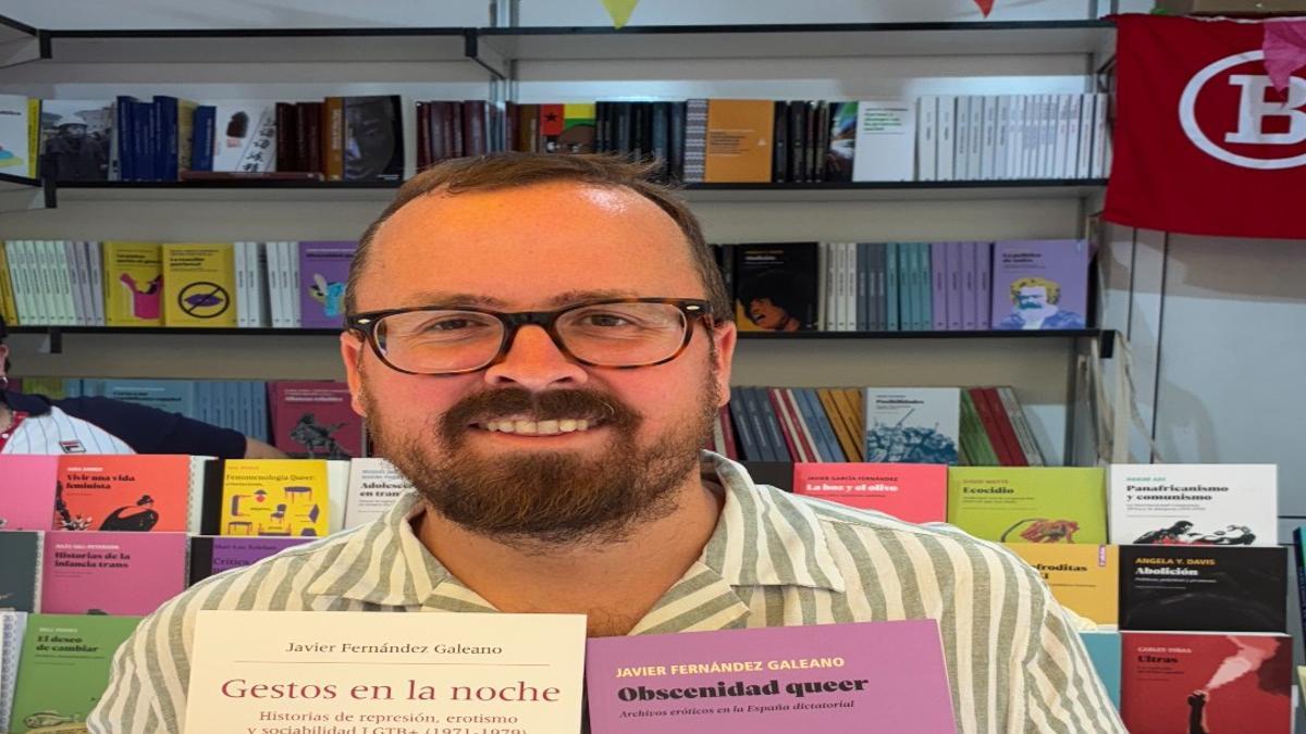 Fernández-Galeano sujeta dos de sus obras.