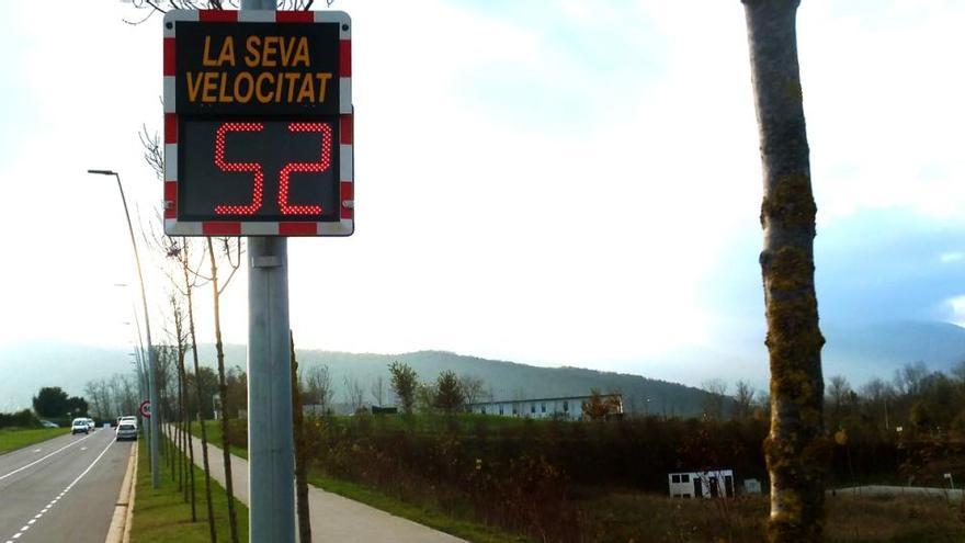 D&#039;esquerra a dreta, l&#039;avinguda, el cartell indicador de velocitats i l&#039;hospital · X.V.