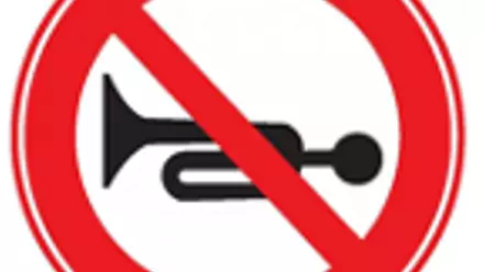 Prohibición del uso del claxon o la emisión de ruidos excesivos