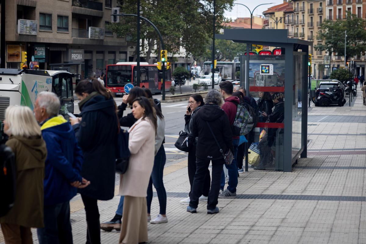 Fila de personas esperando al bus durante una de las últimas huelgas en Zaragoza.