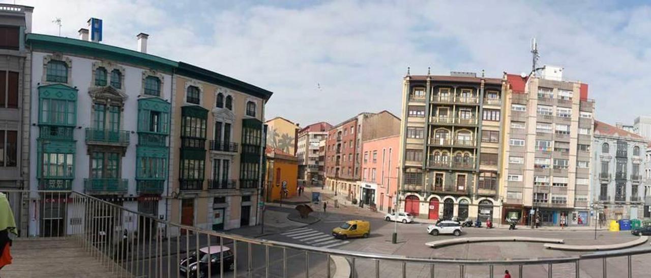 El tramo de la fachada marítima avilesina que abraza la plaza de Santiago López.