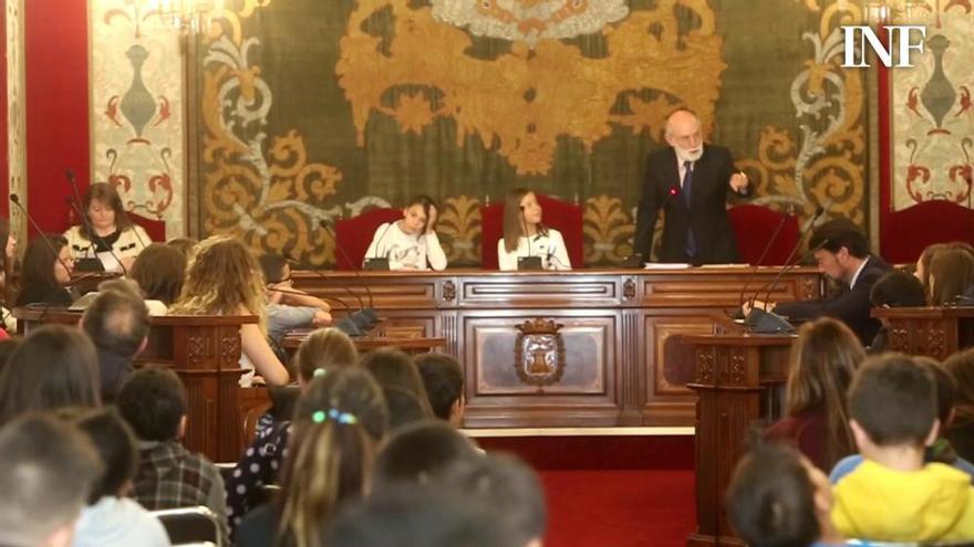 Barcala "cede" la Alcaldía por unas horas a los niños en el pleno infantil