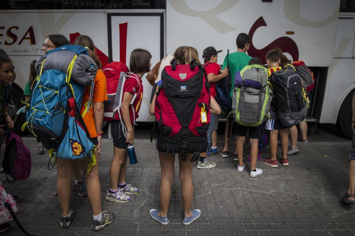 Barcelona 24-06-2017.- Los primeros niños que van de colonias con la Fundació Pere Tarres este verano. Foto Carlos Montañes