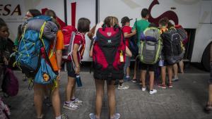 Niños preparados para subir al autocar para ir de colonias.