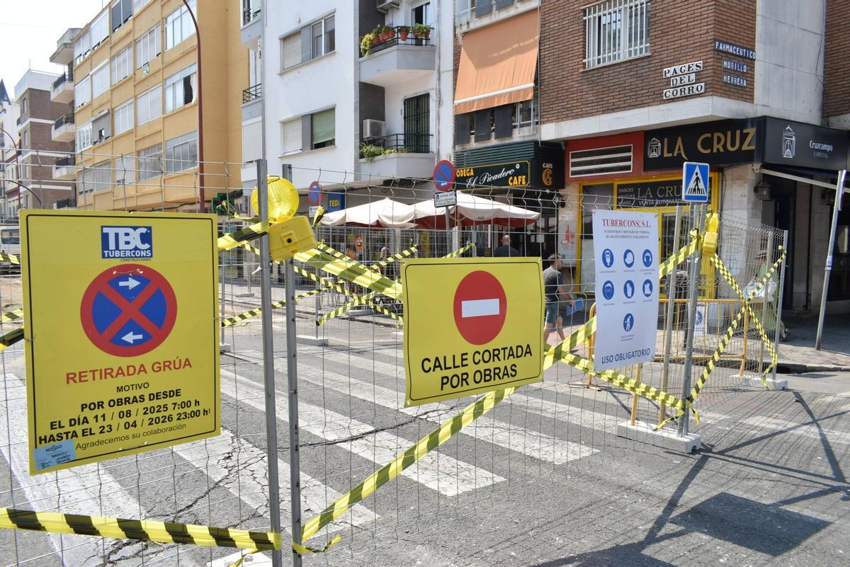Calle Pagés del Corro, en el barrio de Triana, en obras durante agosto de 2025