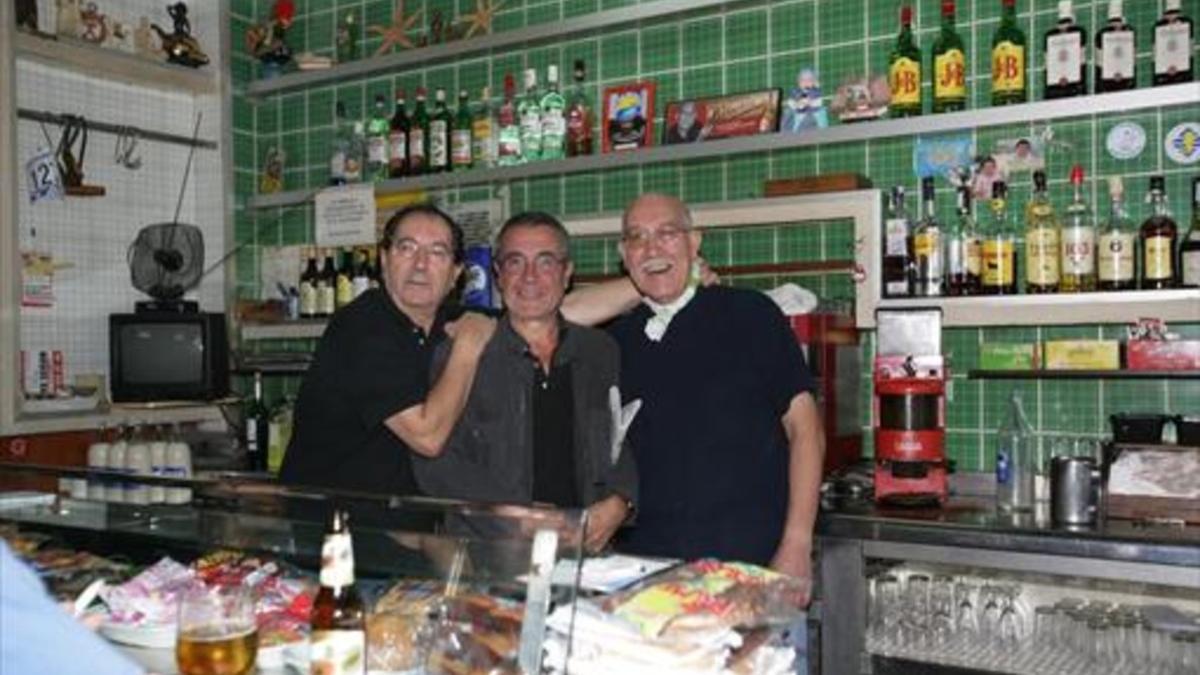 Rubianes en el 2007 en el bar Emilia (calle del Almirall Cervera), con los dueños Evaristo (izquierda) y Paco.