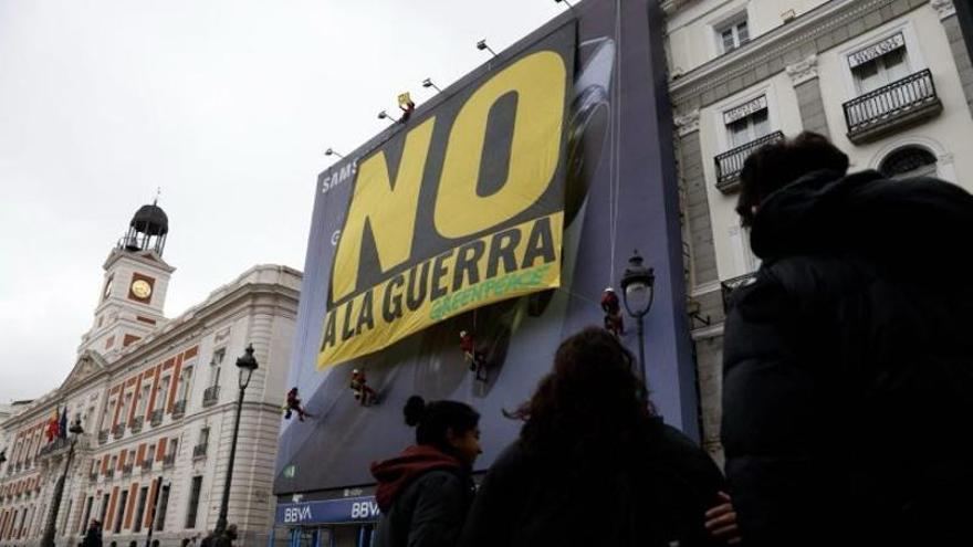 Greenpeace despliega una pancarta gigante en la Puerta del Sol con el lema "No a la guerra"