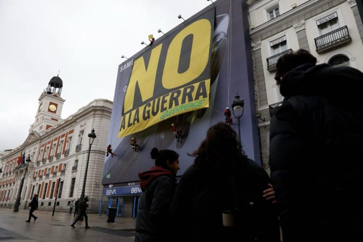 La lona de Greenpeace con el "No a la guerra" en la Puerta del Sol de Madrid.