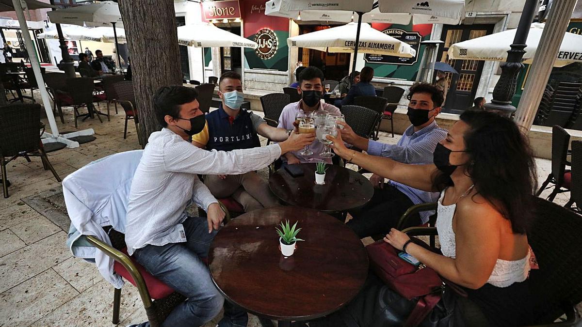 Ambiente en los veladores del centro de Elche, ayer, pese a la lluvia que no cesó. | ANTONIO AMORÓS