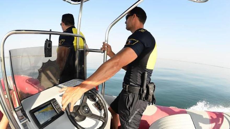 El Grupo de Unidad Marítima y Atención Turística de la Policía Local de Elche, desde la zódiac donde realizan la vigilancia en el mar.