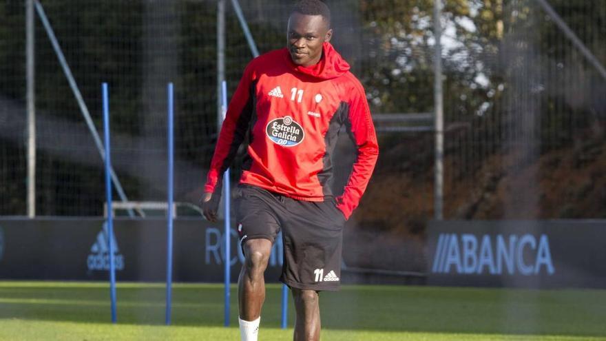 Pione Sisto controla el balón durante un entrenamiento. // Cristina Graña