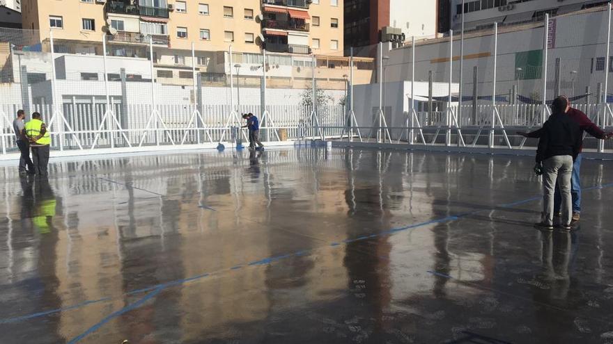 Operarios trabajan en el recinto que albergará una pista de hockey en el centro urbano de Marbella.