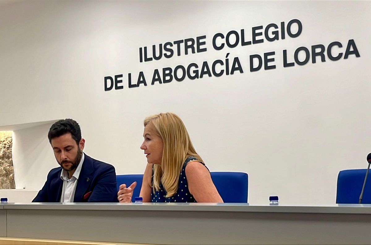 La presidenta del Foro Casco Histórico de Lorca, María Antonia García y del Secretario del Foro Casco Histórico de Lorca, el Arquitecto Enrique Miñarro, durante su comparecencia.