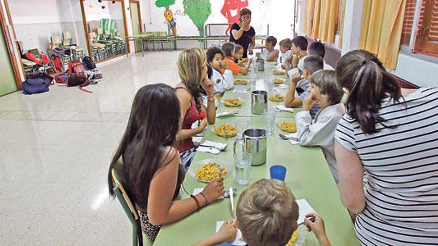 Unos menores disfrutando de sus comidas en un comedor escolar de un colegio público de Palma.