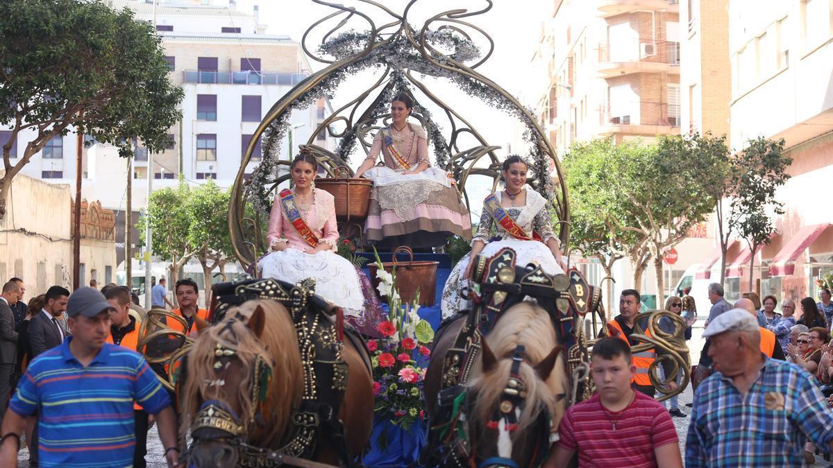 Carroza de la reina y su corte de honor en la cabalgata del Pregó de Almassora del año 2019.