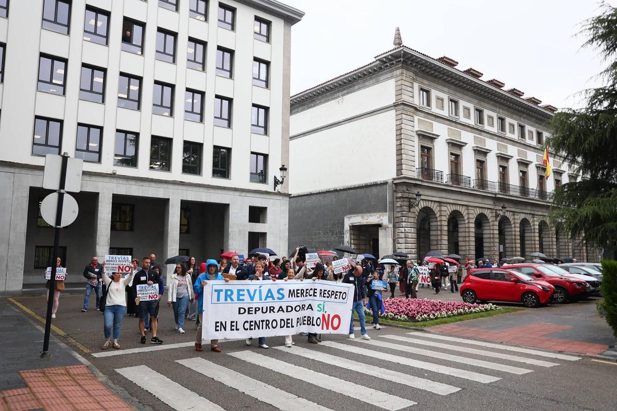 En imágenes: así fue la manifestación por las calles de Oviedo de los vecinos de Trevías que luchan por cambiar la depuradora de lugar En imágenes: así fue la manifestación por las calles de Oviedo de los vecinos de Trevías que luchan por cambiar la depuradora de lugar