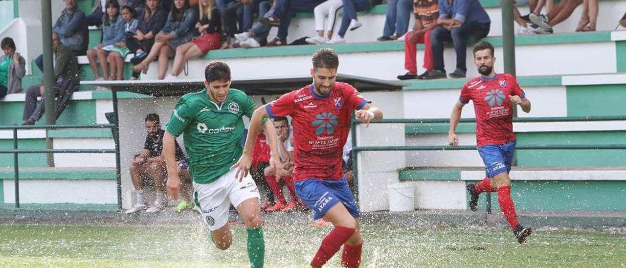 Un lance del partido Arenteiro-Barco suspendido por el granizo. // Iñaki Osorio