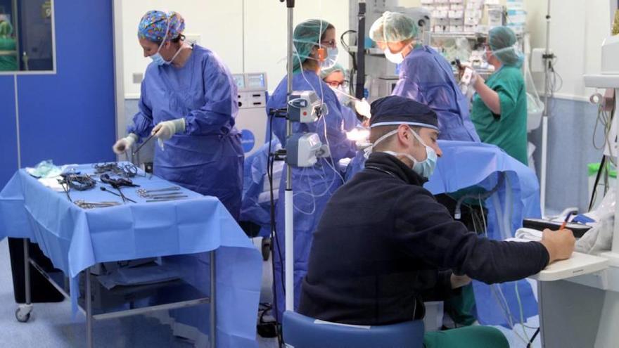 Personal sanitario en uno de los quirófanos del hospital Santa Lucía.