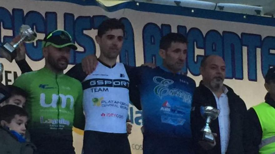 Podio de la primera etapa de la Vuelta a Alicante