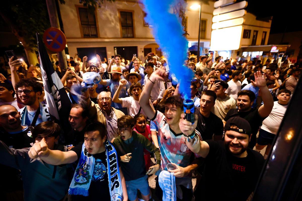 La afición del Ciudad de Lucena celebra el ansiado ascenso a Segunda RFEF en las calles de la localidad.