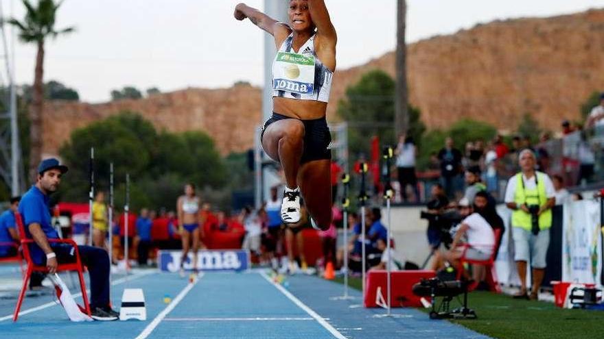 Ana Peleteiro sostiene con firmeza el cetro nacional