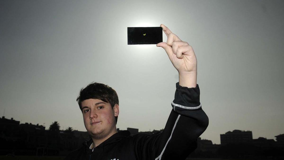 Un joven en un eclipse anterior en Arousa.