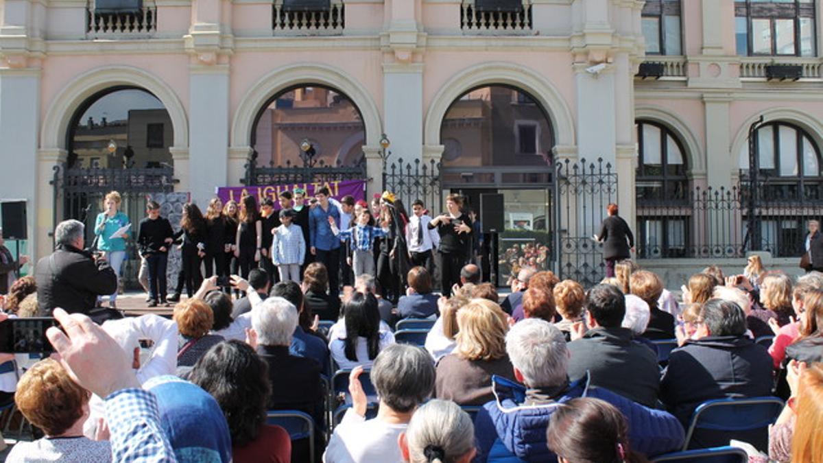 La plaza Dr. Robert acoge los actos centrales de la celebración del Día de la Mujer en Sabadell