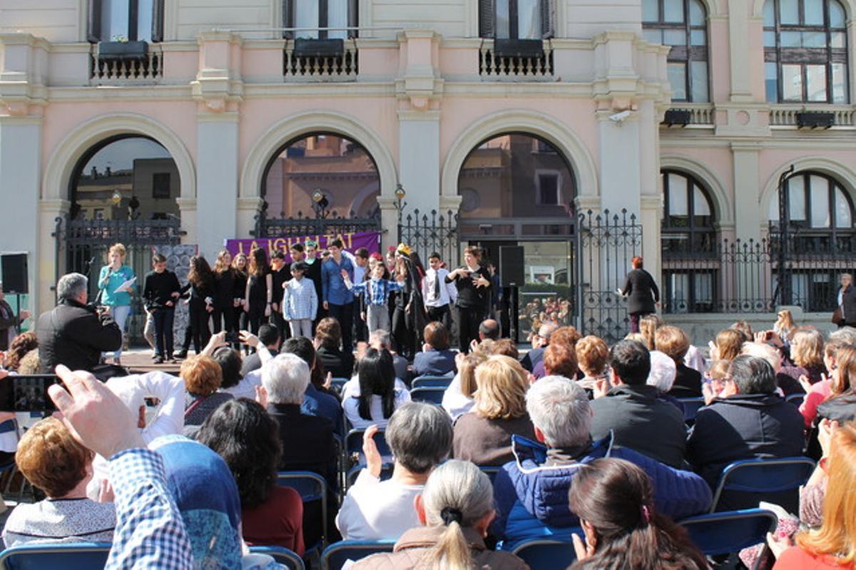 La plaça Dr. Robert acull els actes centrals de la celebració del Dia de la Dona a Sabadell