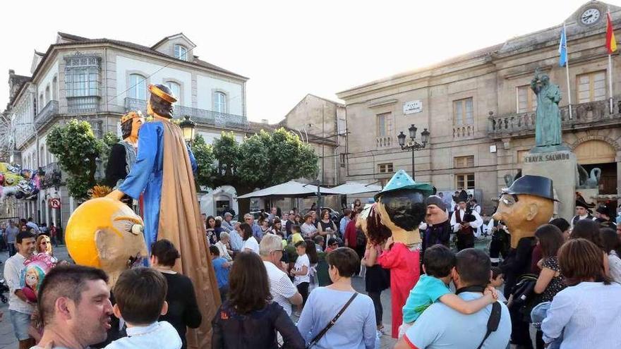 Los gigantes y cabezudos en las fiestas de San Telmo de Tui. // A. Hernández