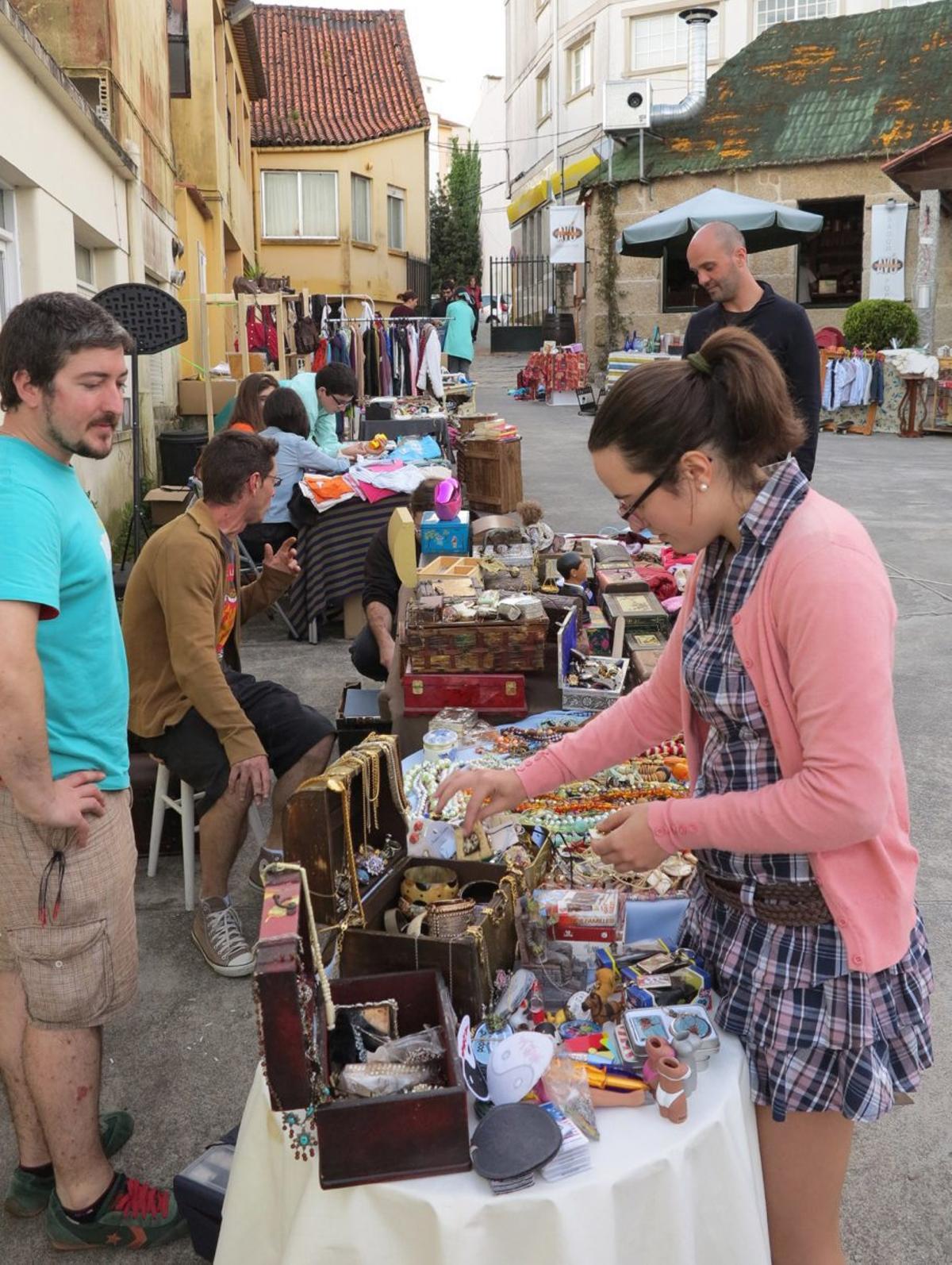 Un mercado de segunda mano en Arousa. |  FdV