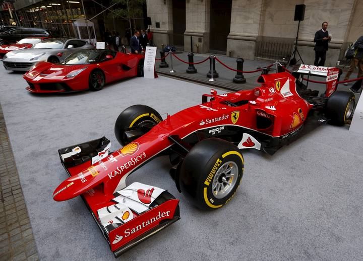 La escudería Ferrari, controlada por el grupo Fiat Chrysler Automobiles, ha debutado hoy en Wall Street con un precio de salida de 52 dólares y en los primeros minutos de cotizaciones sus acciones se disparaban un 15 % hasta 60 dólares.