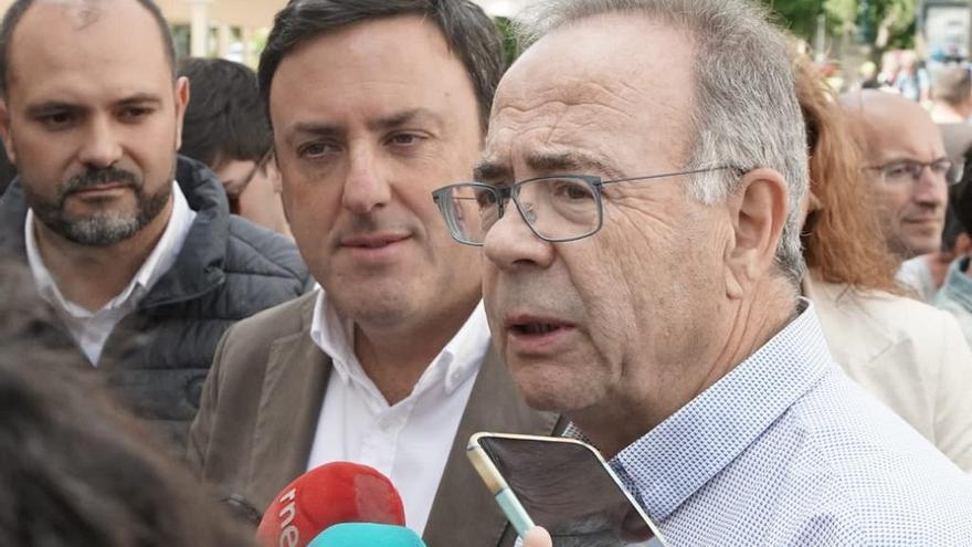 El secretario general del PSdeG, Valentín González Formoso, acompañado del regidor en funciones de Santiago y candidato a la reelección, Xosé Sánchez Bugallo, atiende a los medios antes de participar en el tradicional paseo por la Fiesta de la Ascensión.