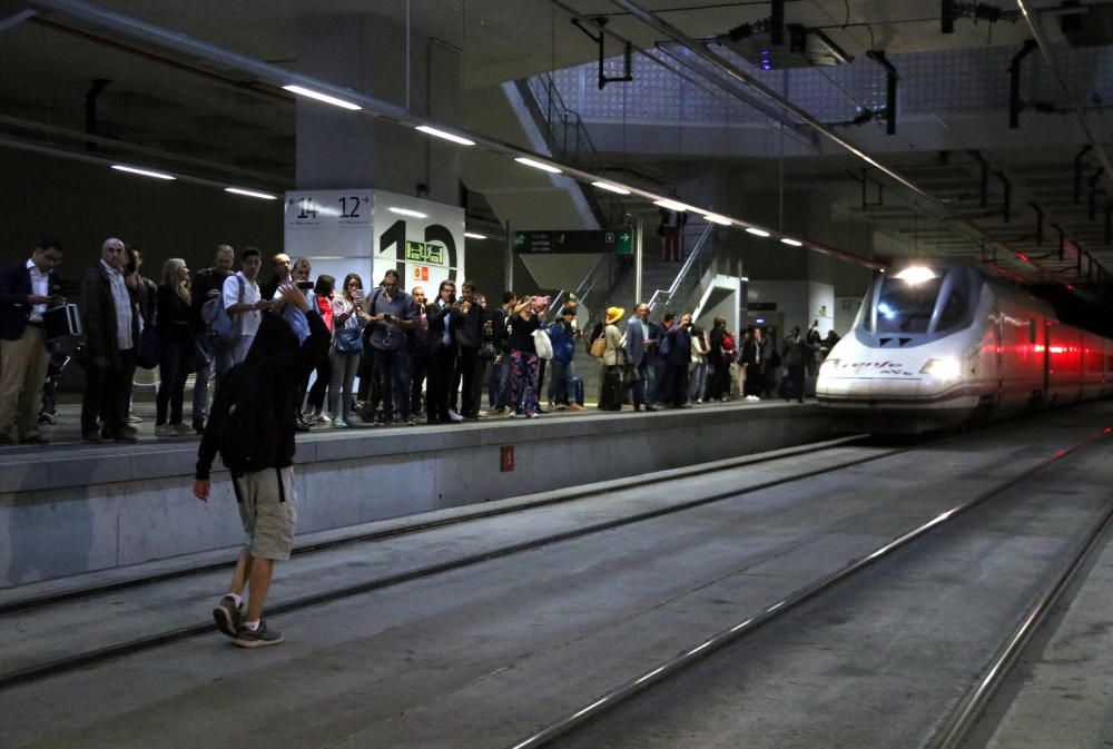 Envaeixen les vies del TAV a Girona en l'anivesari de l'1-O