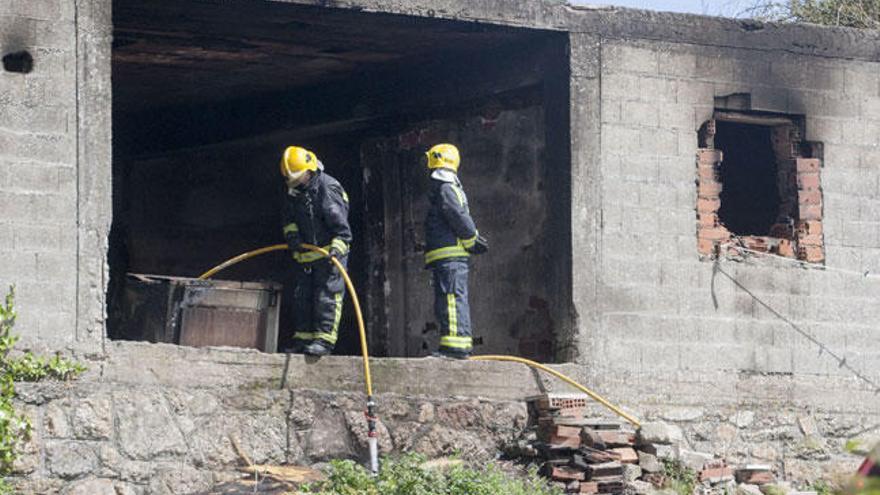 Hallado el cadáver de una mujer tras un fuego en O Portiño