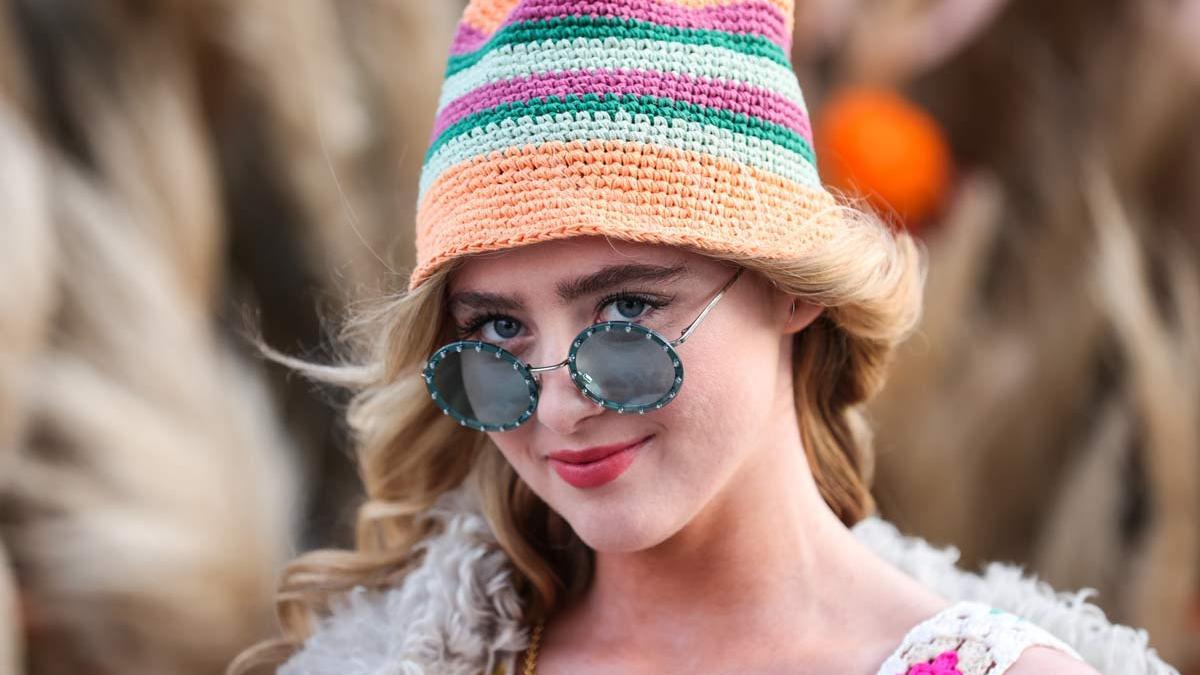 Kathryn Newton, con gafas de sol redondas, en el Festival Coachella 2022