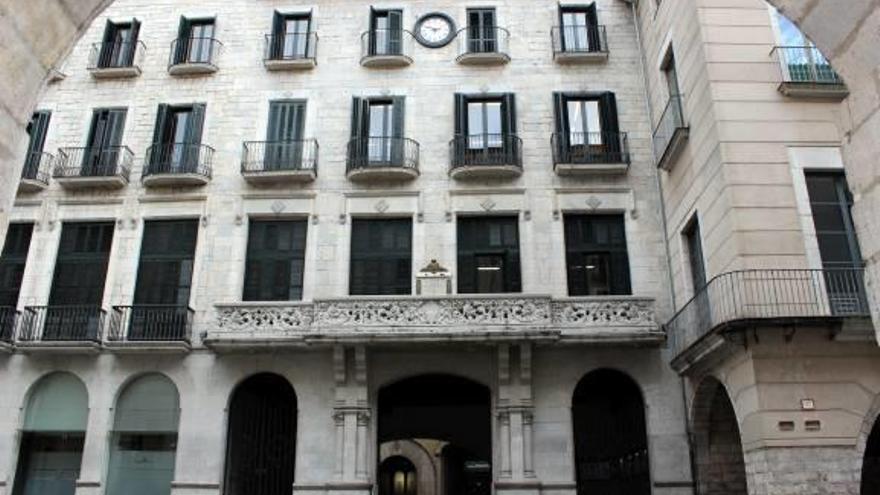 Una imatge de la façana de l&#039;Ajuntament de Girona, a la plaça del Vi.