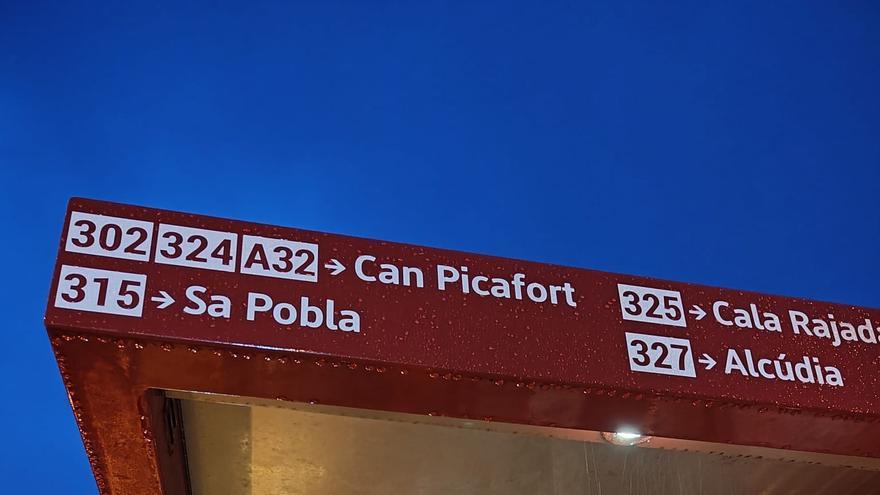 Nuevo vinilo colocado en una marquesina de la red TIB de Mallorca.