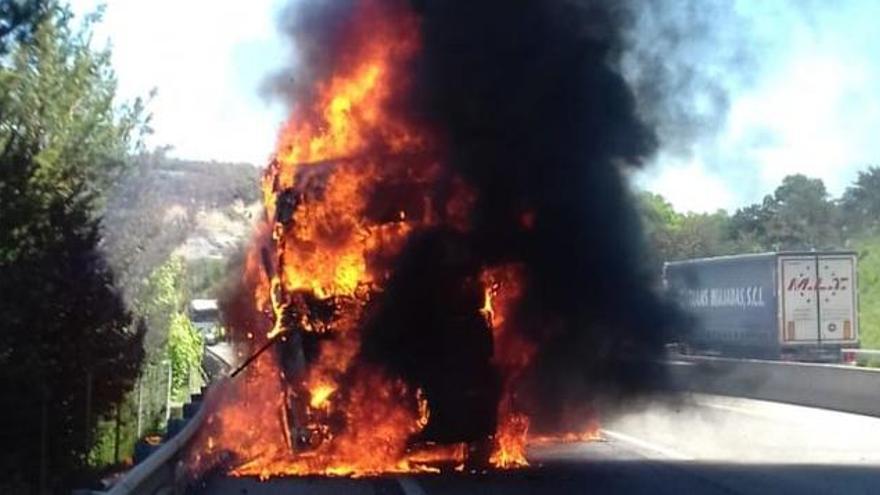 Cues a l&#039;Eix Transversal per l&#039;incendi d&#039;un camió a Gurb