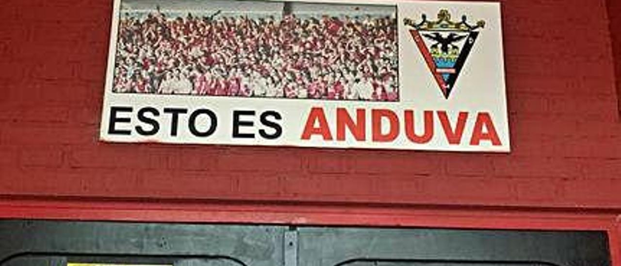 Imagen de ayer de la puerta principal del Estadio Municipal de Anduva, durante el entrenamiento del Mirandés.