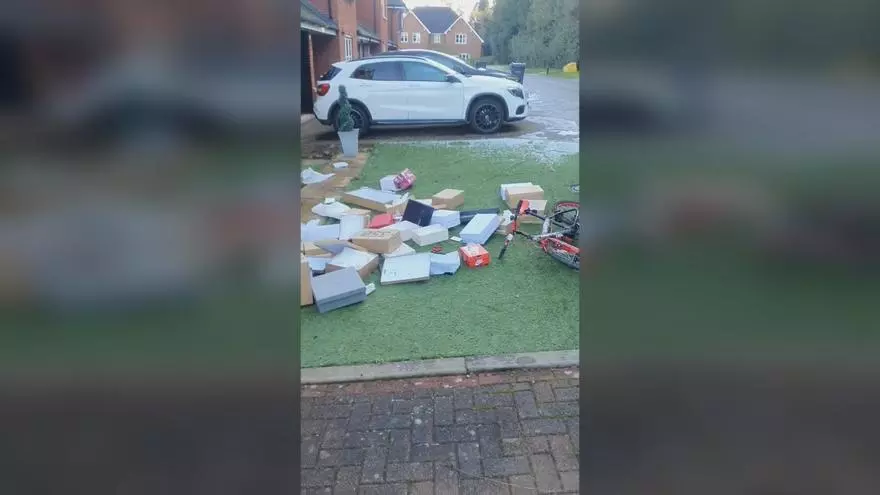 Un futbolista se entera de que su novia le engaña y tira sus cosas por la ventana
