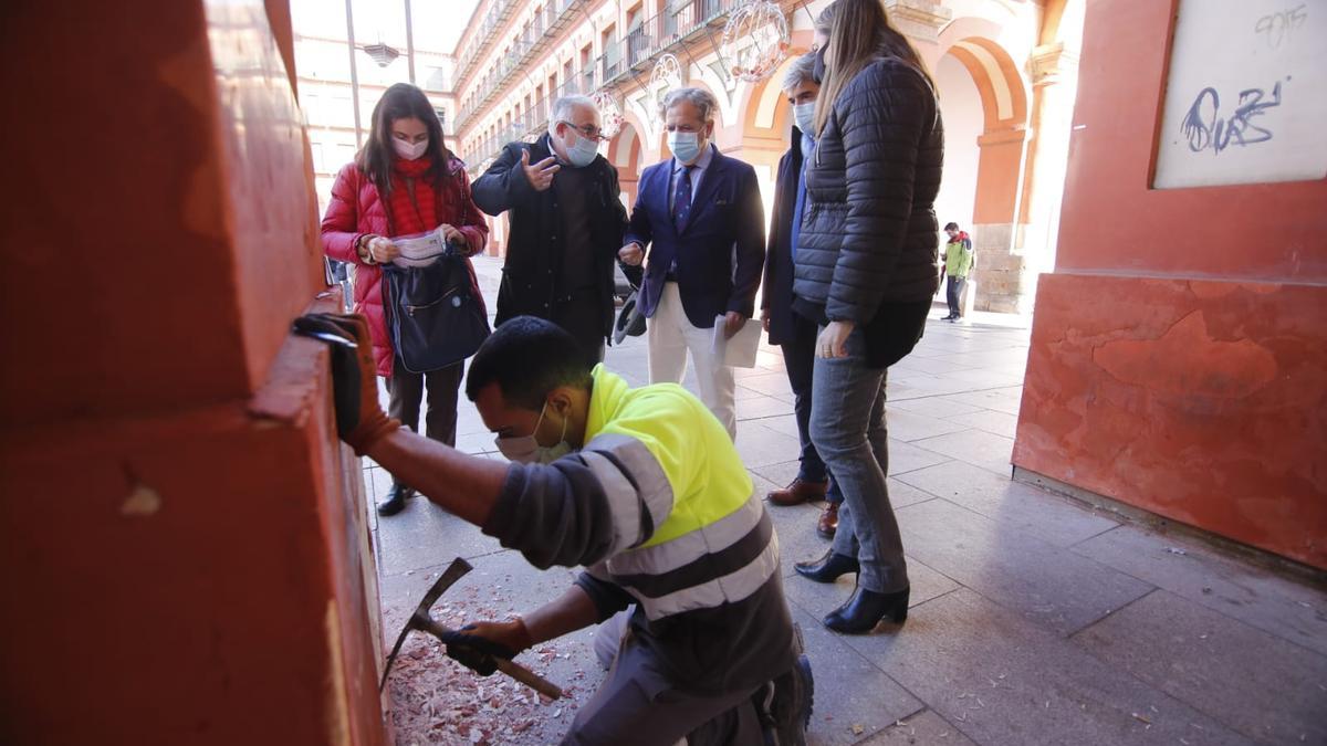 Fuentes y Gómez Calero junto a técnicos de Urbanismo, en la plaza de la Corredera.