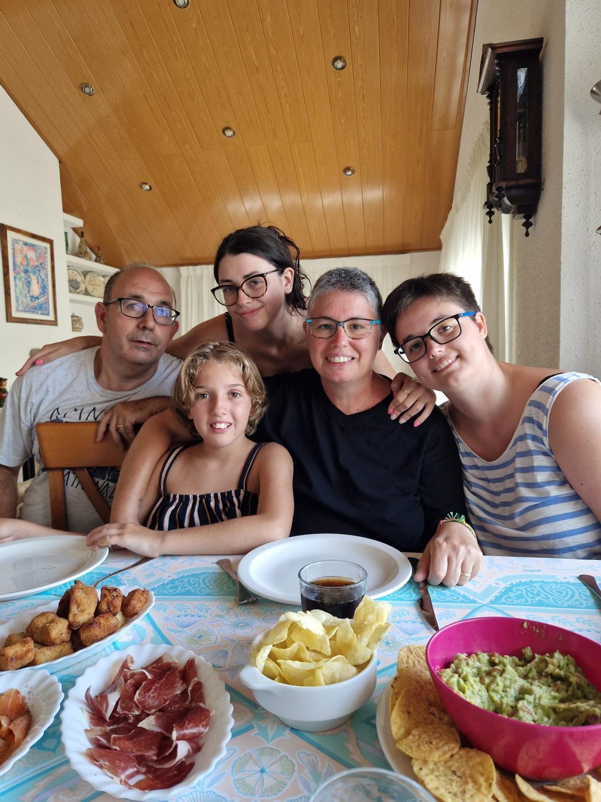 Marta Pérez con su familia, entre ellos sus dos hijas con autismo