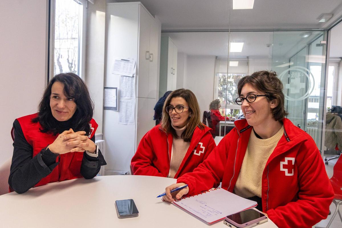 Leonor Silva, Beatriz Mato y Alba Jiménez en la sede de Cruz Roja Santiago