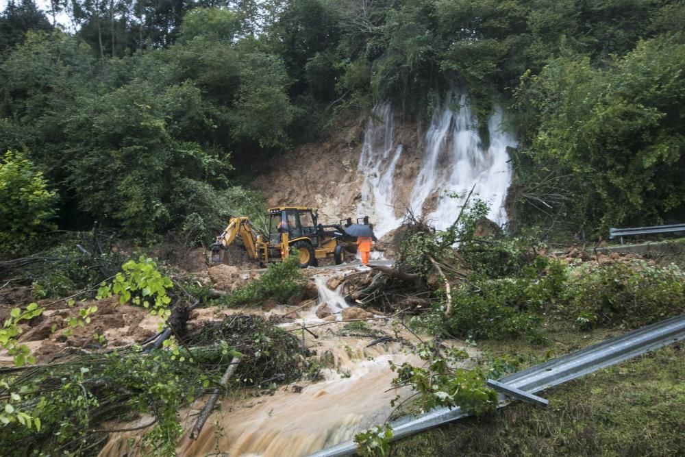 Temporal en Asturias: Las intensas lluvias dejan ríos desbordados y carreteras cortadas en el Oriente