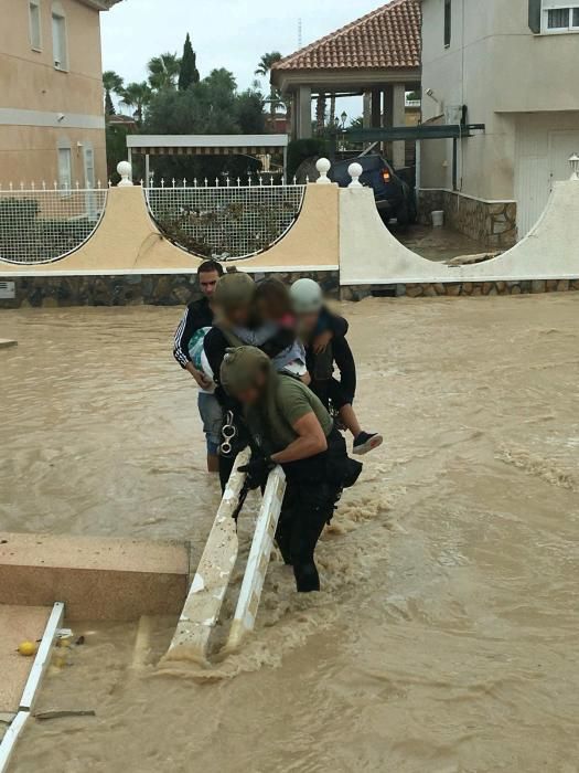 Imagen del despliegue militar en la Vega Baja para auxiliar a vecinos afectados por la gota fría.